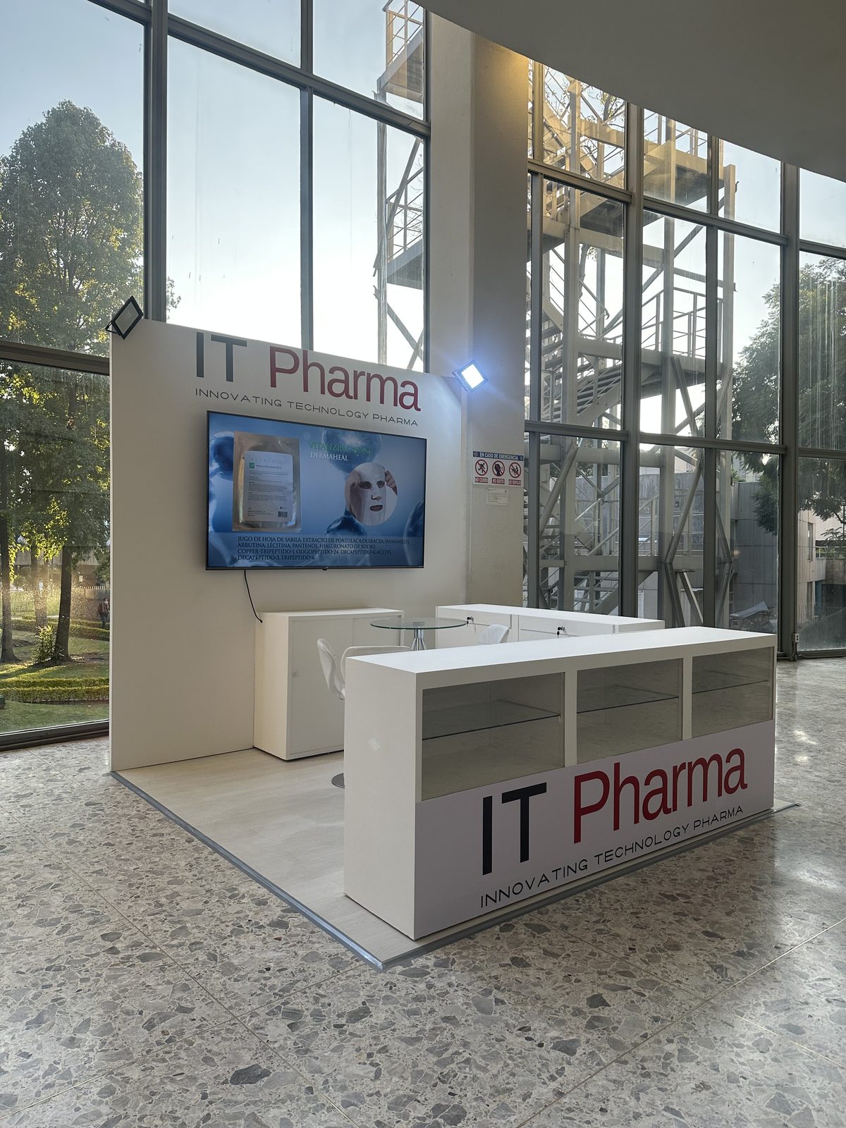 IT Pharma — Stand híbrido — corporativo