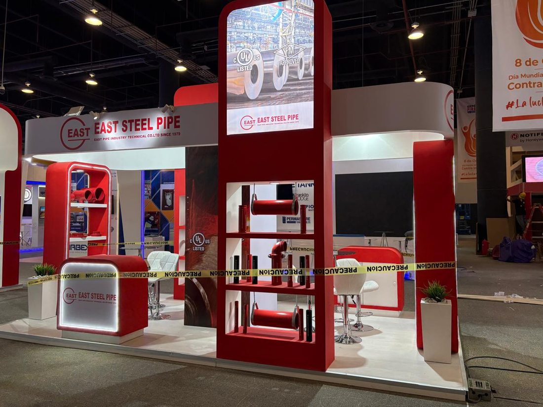 Stand custom con torre retroiluminada y exhibidores de producto