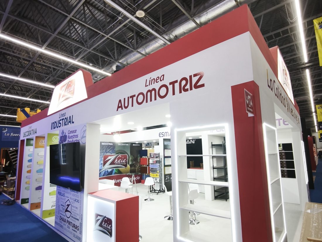 Stand con gr&aacute;ficos de gran formato impresos y montados en sitio